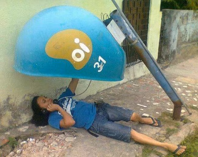 Anh cứ nói thoải mái đi, không phải sợ em mỏi chân đâu.