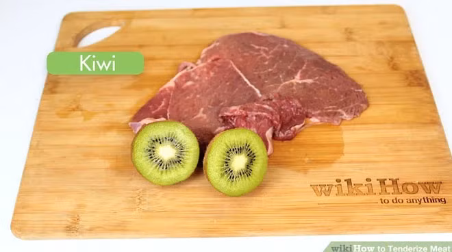 3.Sử dụng trái cây có vị chua hoặc giấm -Dứa, kiwi, chanh, giấm khi nấu cùng với thịt bò sẽ dễ dàng phá hủy các bó cơ trong thịt, làm thịt mềm đi nhanh chóng. Vậy nên khi ướp thịt bò bạn nên cho một ít nước cốt của các loại trái cây này hoặc cắt lát mỏng cho vào cùng để nấu sẽ giúp thịt không bị dai, cứng.
