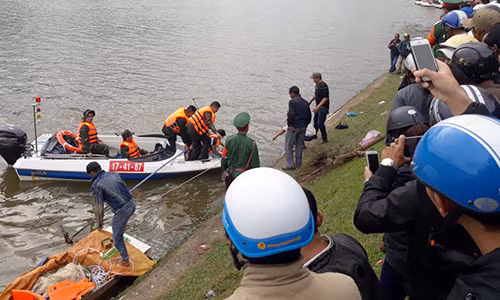 Công an tìm thấy thi thể nam sinh. Ảnh: Lâm Đồng.