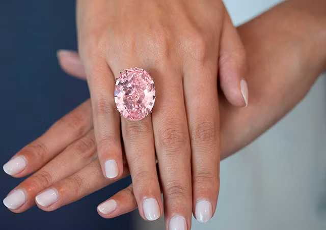 The Graff Pink Chiếc nhẫn tuyệt vời này có mặt là viên kim cương hồng hình chữ nhật bo tròn góc, hai bên là hai viên kim cương nhỏ màu trắng hình khiên. Năm 2010, chiếc nhẫn được bán tại Sotheby’s Geneva với giá 46,2 triệu USD (khoảng 1000 tỷ đồng).