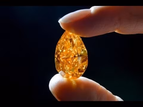 The Graff Vivid Yellow The Graff Vivid Yellow là chiếc nhẫn đính một viên kim cương màu vàng nặng 100 carats và rất nhiều viên kim cương nhỏ viền xung quanh. Ban đầu nó là một viên kim cương thô và phải mất 9 tháng cắt gọt để có được độ sắc nét như bây giờ.