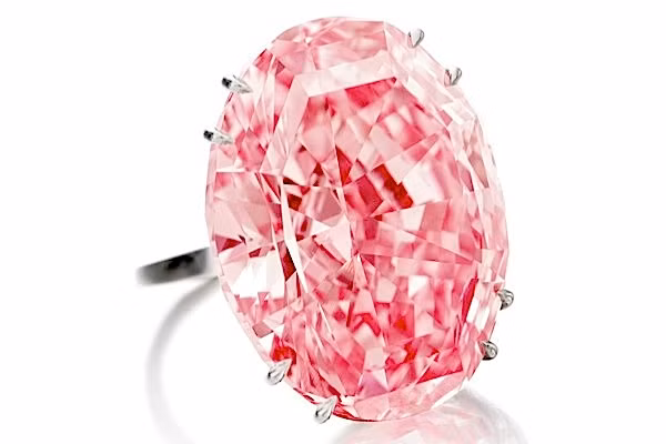 The Perfect Pink Đây là chiếc nhẫn vàng trắng được đính một viên kim cương màu hồng tinh khiết cực kỳ hiếm, hai bên gắn 2 viên kim cương trắng hình chữ. The Perfect Pink được bán tại Christie’s Hồng Kông với giá 23,2 triệu USD (khoảng 500 tỷ đồng) và là món trang sức đắt nhất được bán đấu giá ở châu Á.