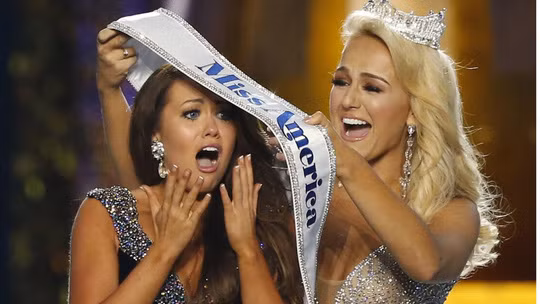 Cara Mund hạnh phúc khi được xướng tên.