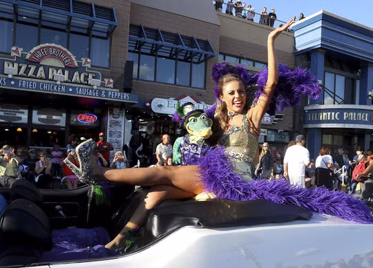 Ngoài vẻ đẹp cuốn hút, Cara Mund còn học giỏi, cô tốt nghiệp Đại học Brown và hiện theo học ngành luật ở Đại học Notre Dame. Chiến thắng Hoa hậu Mỹ 2018, cô nhận học bổng trị giá 50.000 USD, tiền lương suốt quá trình đương nhiệm và hợp đồng cùng Công ty Dick Clark Produtions.