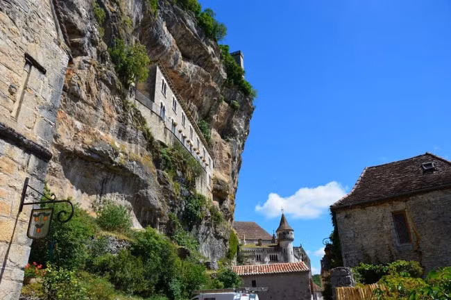 Những ngôi nhà được xây dựng trên vách đá dựng đứng.