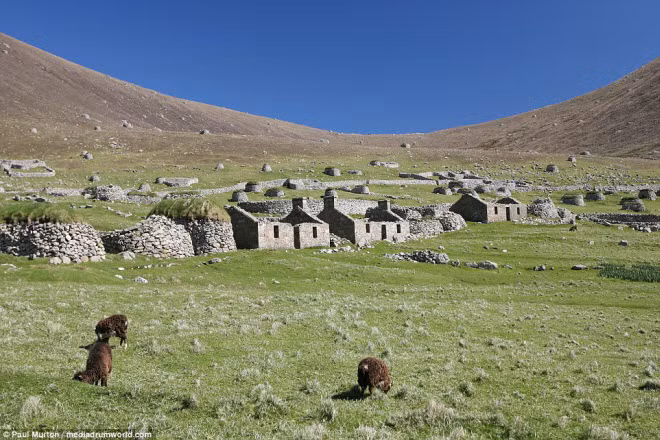 Tàn tích của ngôi làng Hirta, nơi các cư dân phải sơ tán vào năm 1930.