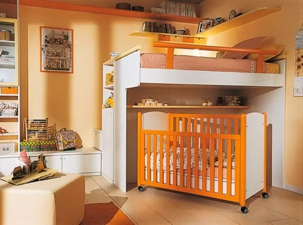 Một số cha mẹ không muốn con ngủ một mình quá sớm và đợi đến khi con bắt đầu đi học tiểu học mới cho con ngủ riêng. Các bé khoảng 5- 6 tuổi rất thích một phòng ngủ mang tính sáng tạo theo ý mình. Ở tuổi này, bé đã không cần dùng giường cũi và đã chuyển sang giường thường, giường tầng. Các cha mẹ nên lưu ý các loại giường này cần thiết kế song chắn ở hai bên, và cần có độ cao cần thiết để tránh cho việc bé bị lăn xuống trong lúc ngủ.