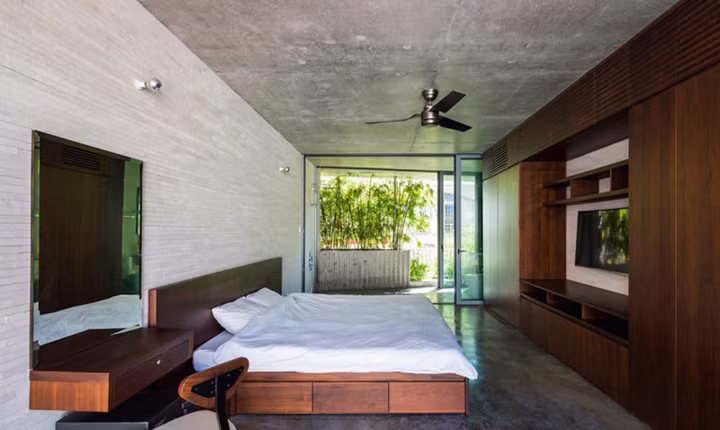 Phòng ngủ chính được bố trí trên tầng 2 và tầng 3. Nội thất chủ yếu được làm từ gỗ.