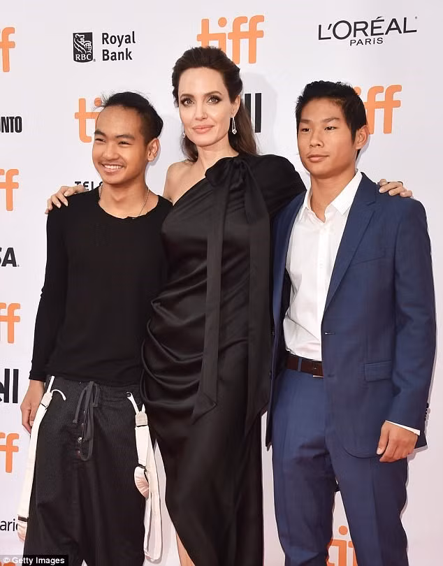 Cậu bé con nuôi Maddox (ngoài cùng bên trái) sinh ra tại Campuchia, năm nay 16 tuổi nhưng đã là một trong những người sản xuất điều hành của bộ phim này.