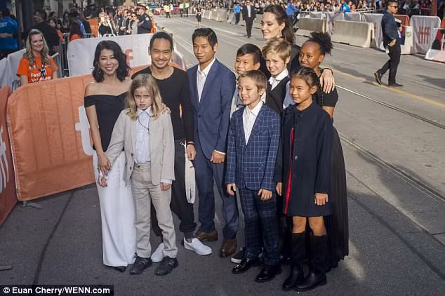 Cô thường xuyên đưa cả 6 con đến dự các buổi công chiếu phim.