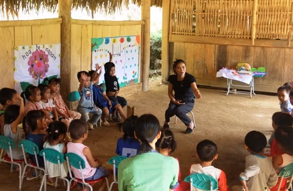 Cô giáo Phạm Thị Lan – phụ trách lớp học Mầm non ở bản Giá, cho biết: “Chúng em đi vào dạy học ở khu này vất vả quen rồi. Nhưng dù là quen, thì lần nào đi vào, đi ra đều không tránh được ngã xe máy. Nhiều hôm được nghỉ cuối tuần, chúng em muốn về nhà mà gặp trời mưa, thì đi bộ còn nhanh hơn chạy xe máy”.