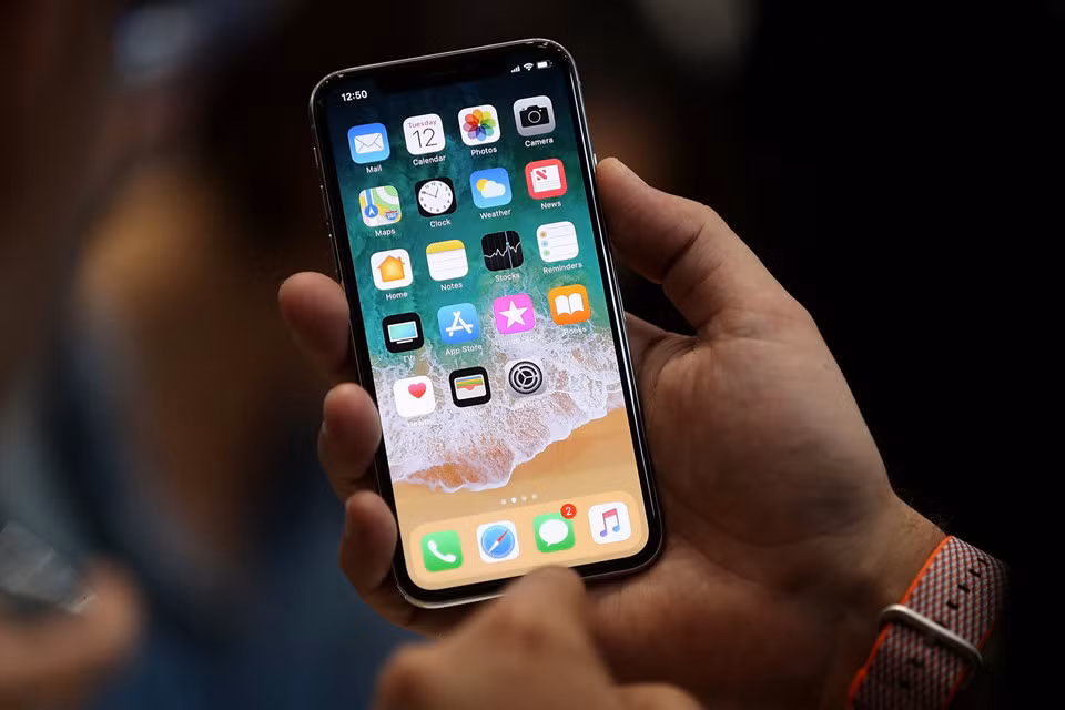 iPhone X là smartphone được mong chờ nhất trong năm nay. Đây là model kỉ niệm 10 năm iPhone ra đời với nhiều thay đổi mạnh mẽ về thiết kế. Máy dùng màn hình màn hình 5,8 inch, công nghệ OELD với độ tương phản lớn. Màn hình iPhone X có mật độ điểm ảnh 458 ppi đạt kỷ lục trong gia đình iPhone. Với thiết kế 2 mặt kính kết hợp màn hình tràn viền, iPhone X xứng đáng là một trong những smartphone không viền đẹp nhất hiện nay.