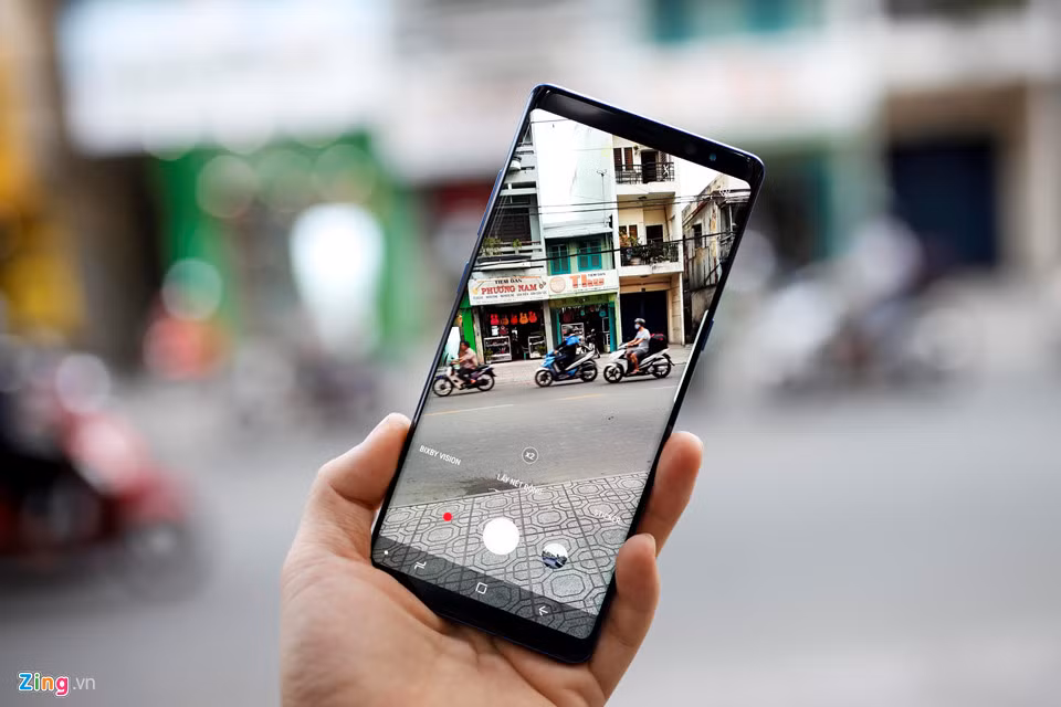 Samsung Galaxy Note 8 xứng đáng là smartphone xuất sắc nhất làng Android. Máy dùng màn hình vô cực, kích thước 6,3 inch, hiển thị theo tỷ lệ 18:9. Độ sáng trên Note 8 đạt 1.200 nit trong khi iPhone X là 625 nit. Thiết kế cong tràn viền cũng đem lại nhiều trải nghiệm tốt hơn khi kết hợp với các thiết bị thực tế ảo.