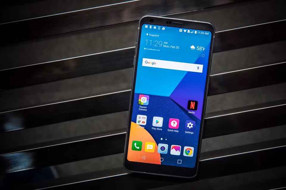 LG G6 là một trong những smartphone thú vị nhất hiện nay. Máy không dùng màn hình cong vì hãng cho rằng thiết kế này sẽ dễ vỡ khi bị rơi. LG trang bị cho G6 màn hình 5,7 inch, với tỷ lệ 18:9, viền màn hình cũng được làm siêu mỏng. LG cho biết mặc dù trang bị màn hình lớn nhưng LG vẫn có thể dễ dàng thao tác bằng một tay. Ngoài ra G6 cũng được trang bị nhiều tính năng hiển thị cao cấp như hỗ trợ HDR 10 và Dolby Vision, độ phân giải QHD, bảo vệ bởi kính cường lực Gorilla Glass 3.
