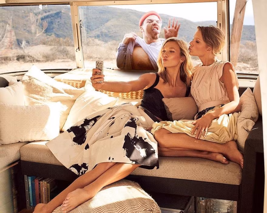 Selfie cùng người đẹp thì phải táo bạo như Rob!