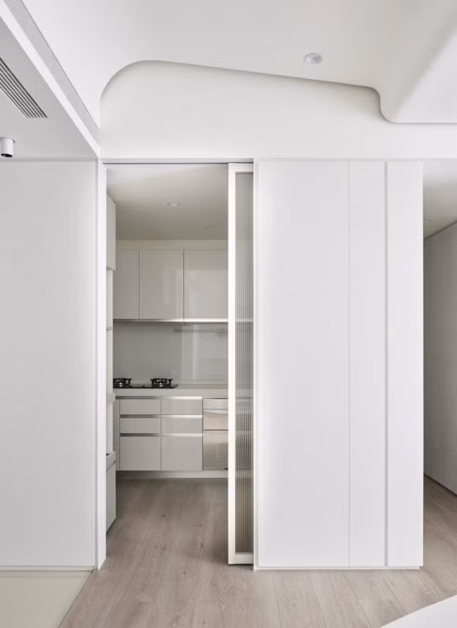 Hệ thống vách ngăn không gian, cửa tủ trong bếp đều tận dụng cả chất liệu bảng kim loại sơn trắng, nhựa composite trắng chuyên dụng có độ bền vững cao.