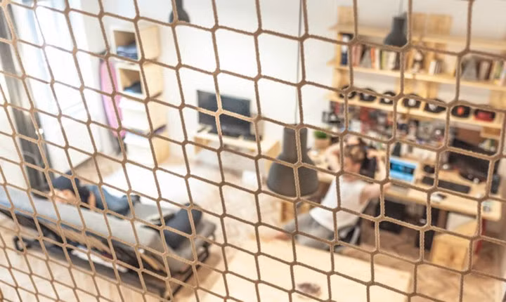 Căn phòng ngủ nhỏ được thiết kế, ngăn cách với không gian bên ngoài bởi một vách ngăn đặc biệt.