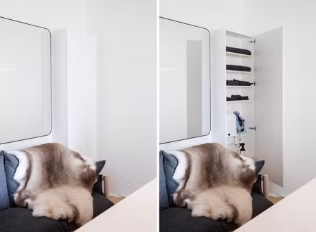 Đối diện với giường ngủ, có một chiếc gương ngủ lớn trên tường làm cho căn phòng trở nên lớn hơn và phản chiếu ánh sáng, bên cạnh đó là tủ đứng với bàn ủi có thể đóng lại.