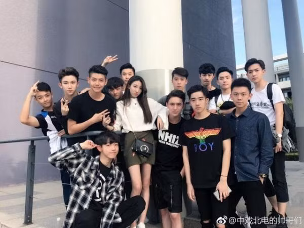 Không chỉ trong lớp đâu nhé, mà ở sân trường, chẳng khó để gặp những mỹ nam, mỹ nữ.