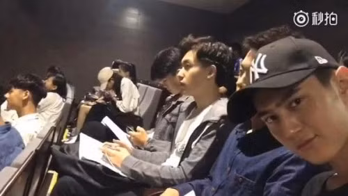 Chàng nào cũng mũi cao, da trắng, gương mặt điển trai hết sức.