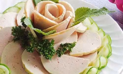 Vào dịp Tết Âm lịch, giò lụa trở thành "ngôi sao" trên mâm cỗ, là món ăn truyền thống không thể thiếu.