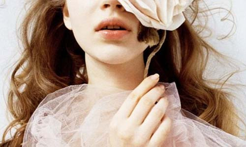 Phụ nữ xinh đẹp thường kiêu kỳ, chính điều này kích thích khả năng khám phá của các quý ông (Ảnh minh họa).