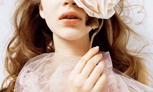 Phụ nữ xinh đẹp thường kiêu kỳ, chính điều này kích thích khả năng khám phá của các quý ông (Ảnh minh họa).