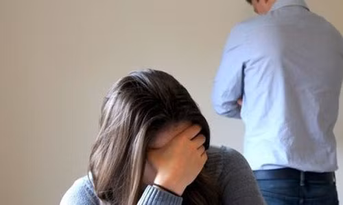 Chồng hóa đá khi biết vợ “ngoại tình qua email” Chong hoa da khi biet vo “ngoai tinh qua email”