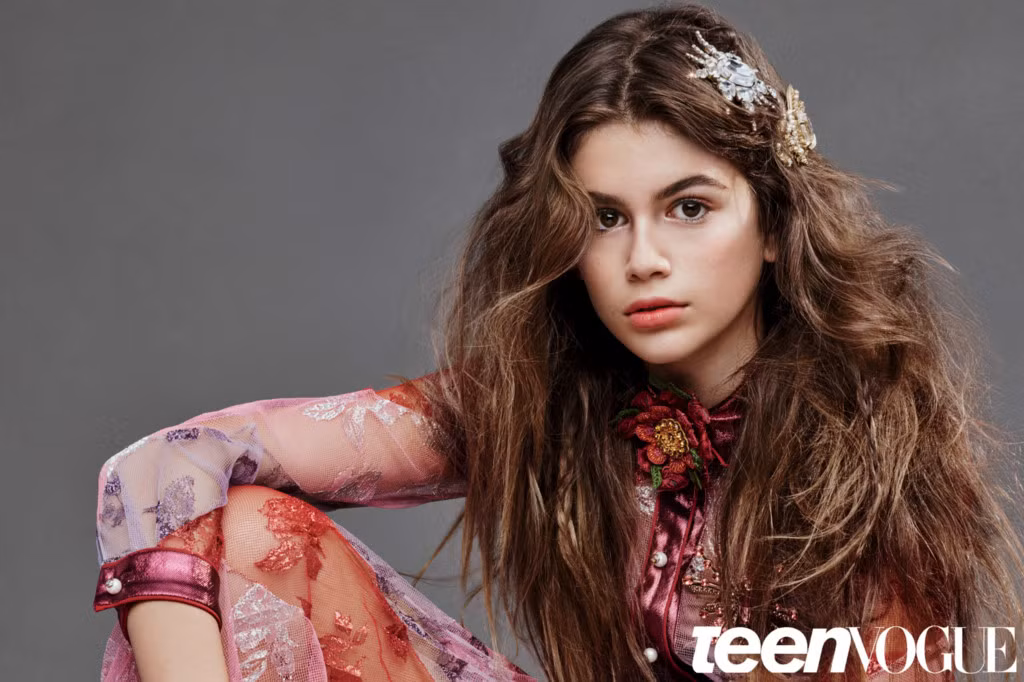 5. Kaia Gerber (15 tuổi, Mỹ) chụp bộ ảnh thời trang riêng đầu tiên cho chiến dịch Young Versace của nhà mốt đình đám. 4 năm sau, "chân dài" ký hợp đồng với công ty quản lý người mẫu IMG và mới đây trở thành gương mặt thương hiệu cho hãng nước hoa Marc Jacobs Daisy. Kaia cũng giành giải "Người mẫu được yêu thích của năm tại" Lễ trao giải Front Row. Tuy nhiên, siêu mẫu Cindy Crawford - mẹ Kaia - lo ngại cô bé bị già trước tuổi, chụp những bộ ảnh không phù hợp hay trang điểm quá đà. Ảnh: Teen Vogue.