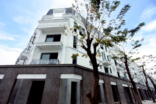 Nhà phố Thương mại Victoria được bàn giao thô với giá mỗi căn từ 3,2 đến 6,5 tỷ đồng. Liên hệ: Phòng kinh doanh Công ty CP Đầu tư Văn Phú Invest, 177 Trung Kính, Cầu Giấy, Hà Nội. Điện thoại: 04 6258 3939.