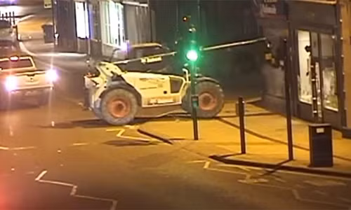 Trom dung may xuc dam tan nat cay ATM lay sach tien