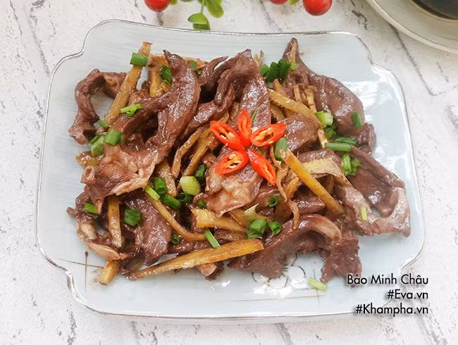 Cho tim lợn rang gừng ra đĩa, ăn kèm với cơm nóng rất thơm ngon.