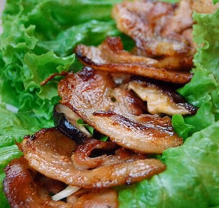 Bữa tối quá bận rộn chỉ cần mỗi món thịt cuộn xà lách ăn cũng đủ chất mà ngon miệng.