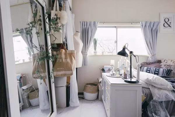 Đồ đạc trong căn phòng của Saki chủ yếu cũng được lựa chọn với tông màu đơn giản, từ chiếc giường nhỏ tới bàn ăn hay bàn làm việc và những vật dụng nhỏ khác. Chiếc thảm lông màu xám trải kín sàn nhà càng làm cho căn phòng trở nên “sang chảnh” và ấm áp, nhất là với khí hậu mùa đông của Nhật Bản.