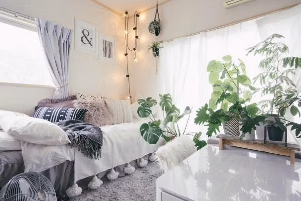 Cuộc sống độc thân trong một căn phòng tí hon không có nghĩa là bạn phải sống khổ sở, tù túng và chật chội, ngược lại, nếu là một người yêu sự sáng tạo như cô nàng người Nhật này thì việc sống trong một không gian “sang chảnh” kể cả khi căn phòng chỉ có…20m2 là điều quá đơn giản. Cô nàng Saki (Nhật Bản) đã biến căn phòng chỉ 20m2 của mình thành một không gian mà bất kỳ ai từng ghé qua cũng ngỡ như đang ở trong một căn hộ cao cấp. Căn phòng không hề gây cảm giác chật hẹp, tối tăm mà lại tràn ngập ánh sáng, đồ đạc được sắp xếp ngăn nắp, thậm chí cô nàng còn mang cả thiên nhiên vào không gian sống của mình.