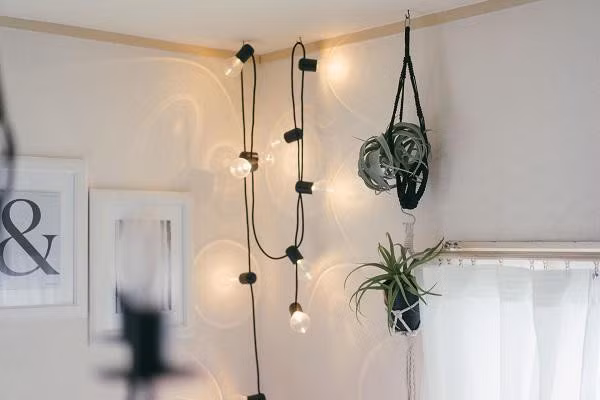 Hiểu rõ được nhược điểm của căn phòng là diện tích khá nhỏ, cô nàng này đã biến đó thành ưu điểm để thiết kế lại phần nội thất và trang trí bên trong một cách phù hợp. Saki lựa chọn gam màu trắng – xám cho căn phòng xinh xắn của mình, đây chính là giải pháp sáng suốt thường được các kiến trúc sư sử dụng khi thiết kế những căn hộ có diện tích nhỏ. Gam màu sáng này sẽ giúp diện tích căn hộ như được nhân đôi, lại tạo cảm giác hài hòa cho người nhìn, cũng dễ dàng hơn trong việc lựa chọn nội thất.