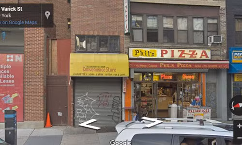 Cửa hàng tiện lợi (bên trái) và cửa hàng pizza nằm cạnh nhau.