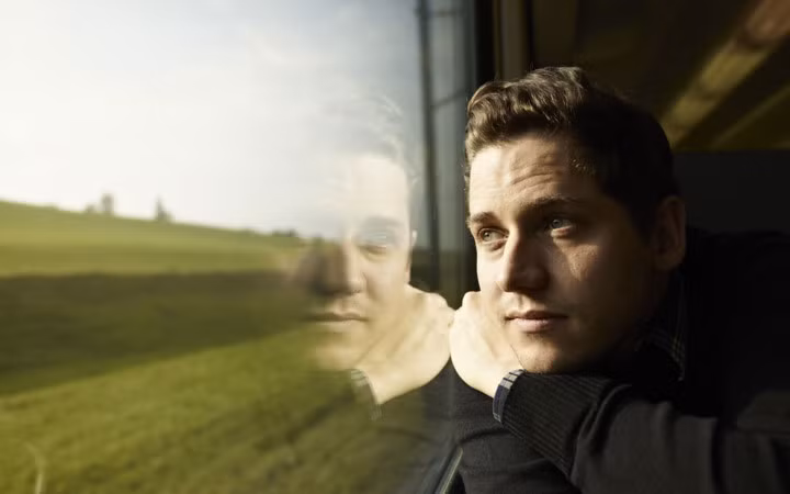 Linh động trong mọi hoàn cảnh: Nếu bạn muốn tiết kiệm chi phí du lịch, hãy linh động trong việc lựa chọn ngày giờ. Tránh đi vào thứ Sáu hoặc trở về vào Chủ Nhật bởi đây là thời gian cao điểm mà mọi người thường chọn khi du lịch.