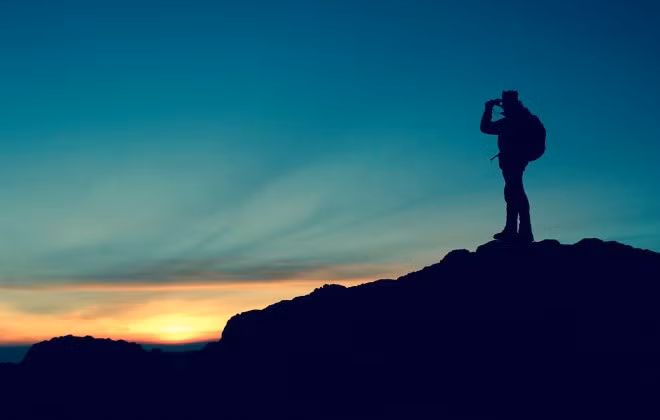 Khám phá những điểm đến ít người biết tới: Thay vì ghé thăm những nơi giống mọi người và chen chúc trong đám đông, sao bạn không khám phá những điểm đến mới mẻ ít đông đúc hơn. Hãy hỏi những người dân địa phương và họ sẽ cho bạn lời khuyên tốt nhất vể những điểm ăn uống, vui chơi.