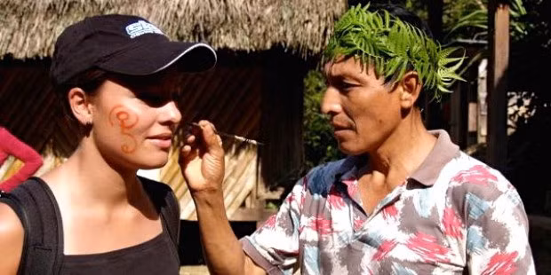 Sống cùng người dân địa phương: Cách này không chỉ giúp bạn tiết kiệm chi phí mà còn cho bạn cơ hội để tìm hiểu về văn hóa địa phương và có thêm những người bạn mới.