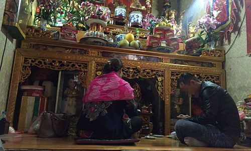 "Thầy" H. đang phán cho khổ chủ.