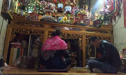 "Thầy" H. đang phán cho khổ chủ.