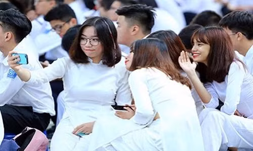 Truong hoc cam nam, nu ngoi gan nhau: Kieu cam doan ki quac?