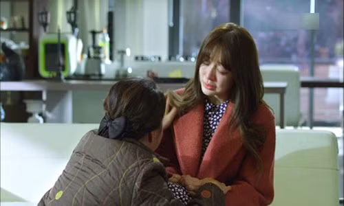 Su that ngo ngang dang sau canh cua nha ve sinh dem tan hon