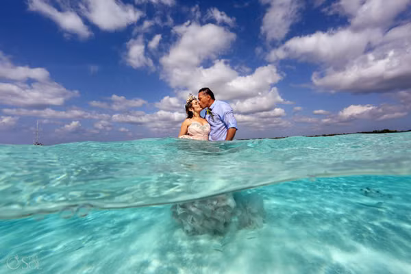 Thông thường, các cặp đôi thường tổ chức đám cưới tại nhà hàng, bờ biển, nhà thờ hay chỉ đơn giản là không gian ngay chính tại ngôi nhà của mình. Thế nhưng, một cặp đôi đến từ Mỹ đã quyết định chọn một địa điểm vô cùng khác lạ và ít người có thể ngờ đến. Đó là đám cưới ấn tượng ngay giữa lòng đại dương xanh mát, nơi cô dâu chú rể và tất cả khách mời phải ngâm mình trong nước.
