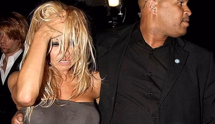 Pamela Anderson lộ rõ gương mặt mệt mỏi và đầu tóc xõa xượi kém đẹp mỗi khi say xỉn. Có lẽ, người đẹp chẳng muốn nhìn lại những hình ảnh này của mình.