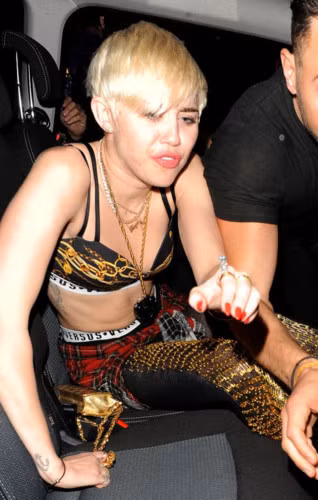 Miley Cyrus rất ít khi say nhưng một khi đã say xỉn, cô thường có hành động bất thường và khó hiểu thế này.