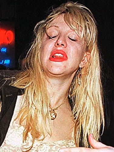 Gương mặt "đang say" của Courtney Love trông thật kinh khủng. Thậm chí, cô còn bị ngã vì không đủ tỉnh táo để đi lại.