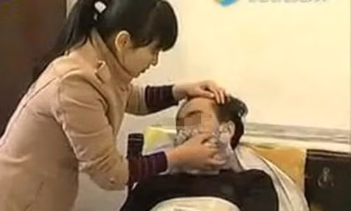 Sinh nhật tôi, bố mẹ chồng tặng món quà là một người đàn ông mới (Ảnh minh họa)