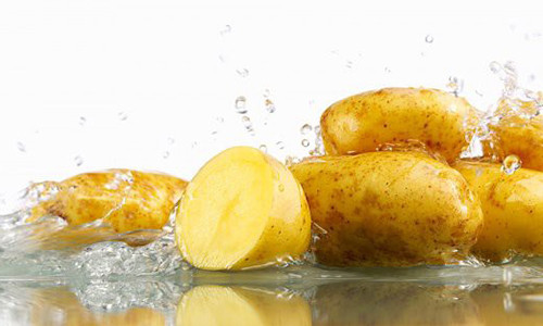 Khoai tây giúp bạn trị mặn cho nồi canh rất tốt (Ảnh: Internet)